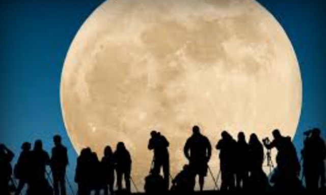 13 نوفمبر .. العالم يشاهد ظاهرة ”القمر العملاق” الأكبر منذ 70 سنة