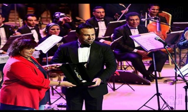 تكريم عاصي الحلاني خلال حفله بمهرجان الموسيقى العربية بدار الأوبرا المصرية