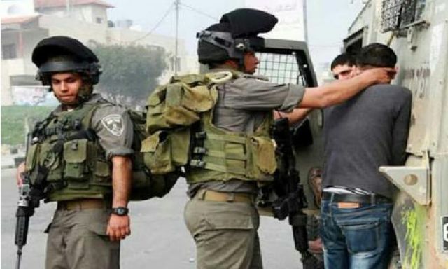 جيش الاحتلال يعتقل ٢٣ فلسطينيا خلال حملة مداهمات بعدة مدن