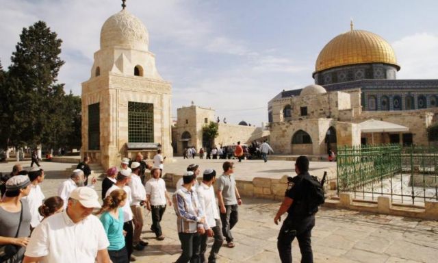 المستوطنون اليهود يقتحمون المسجد الأقصى في حراسة القوات الإسرائيلية