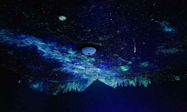 فنان ينشئ غرفة تتوهج في الظلام لتبدو كقطعة من السماء