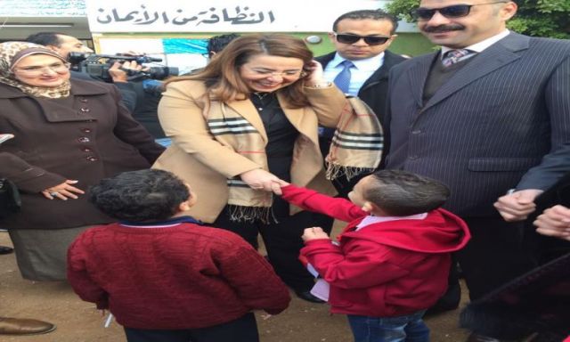 وزيرة التضامن توزع 1500شنطة على طلبة مدرسة زين العابدين الابتدائية