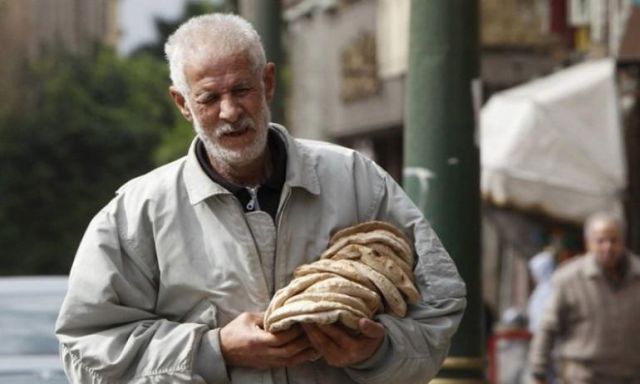 الحكومة تؤكد التزامها بصرف رغيف الخبز للمواطنين بخمسة قروش