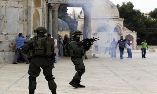 قوات الاحتلال تعتقل طفلين فلسطينيين من داخل المسجد الأقصى