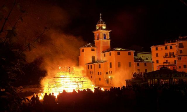 الحماية المدنية تسيطر على حريق شب في كنيسة مارجرجس بالدقهلية