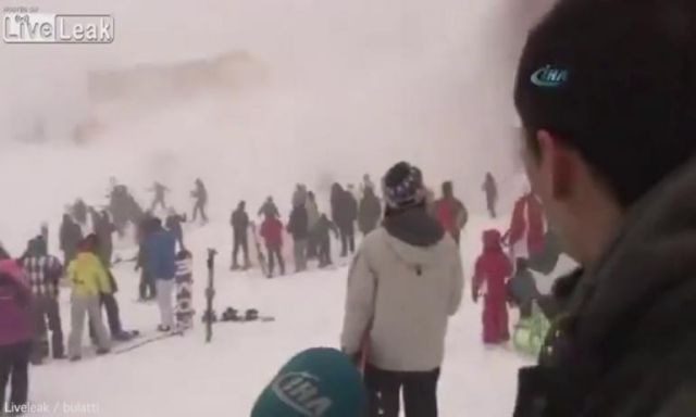 مدير منتجع تركي للتزلج كان يتحدث للتلفزيون عن روعة منتجعه فدفن الثلج عددا من الزوار امام الكاميرات