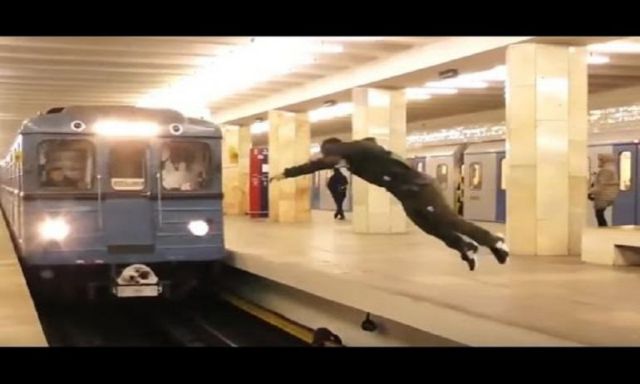 بريطاني يكشف خداع مغامر روسي لجمهور الانترنت بالقفز أمام مترو الأنفاق
