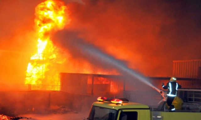 قوات الحماية المدنية تسيطر على حريق هائل بمخزن زيوت بقليوب
