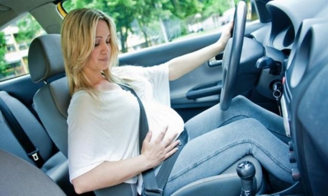 السويد تعلم الرجال كيفية التعامل مع زوجاتهم في حالة الولادة في السيارة