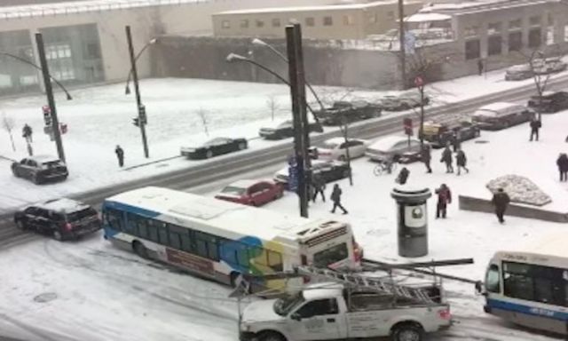 كان حادثا بطيئا للغاية.. الثلج يتسبب في تصادم 10 سيارات علي طريق سريع