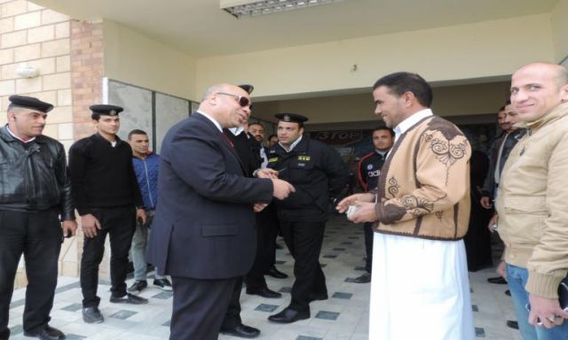 شاهد بالصور ..مدير أمن مطروح يقدم رخص مجانية  للمواطنين فى عيد الشرطة
