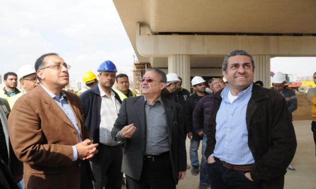 وزير الإسكان يكلف بالاهتمام بالطرق والمحاور المرورية بالقاهرة الجديدة
