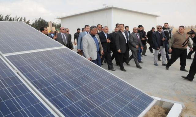 وزير الإسكان ومحافظ المنوفية:يفتتحان محطة طاقة شمسية لإنارة طريق البريجات