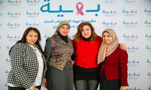 الفنانة نهال عنبر في زيارة لمؤسسة بهية لدعم مرضى سرطان الثدي
