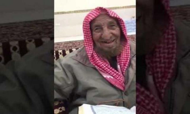 عجوز سعودي أكبر من 100عام يختم القرآن الكريم كل 3 أيام