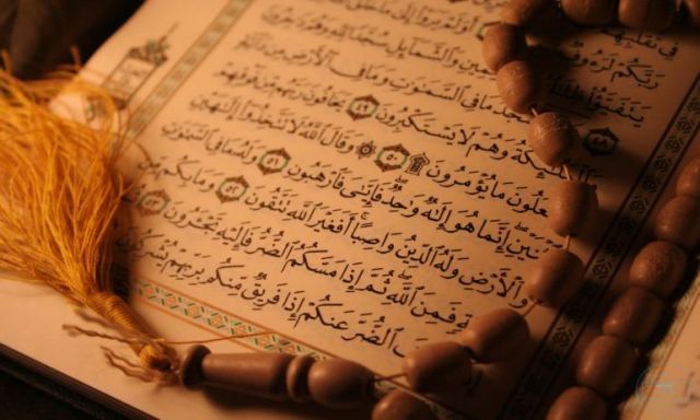 تعرف على حكم قراءة القرآن أثناء النوم على الفراش