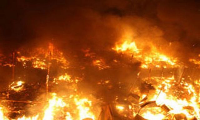 الحماية المدنية تسيطر على حريق هائل في مخزن للقش يتبع وزارة البيئة بقها