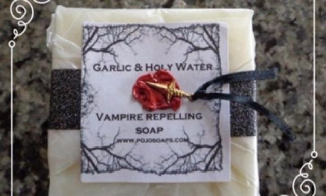 أول صابونة في العالم مصنوعة من الماء المقدس وزيت الثوم لمحاربة مصاصي الدماء