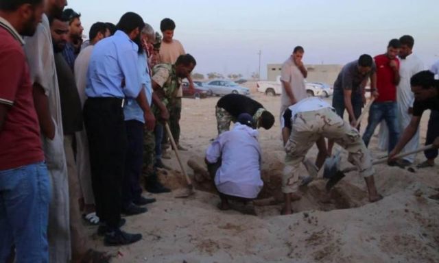 استخراج 42 جثة من المقابر الجماعية في قنفودة غرب بنغازي