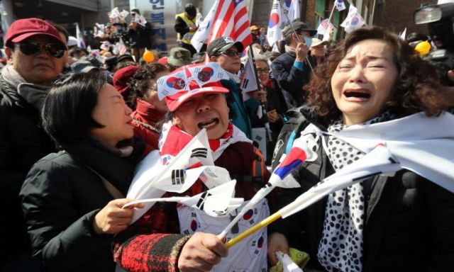 سقوط قتلي ومصابين في احتجاجات واسعة علي عزل رئيسة كوريا الجنوبية من منصبها
