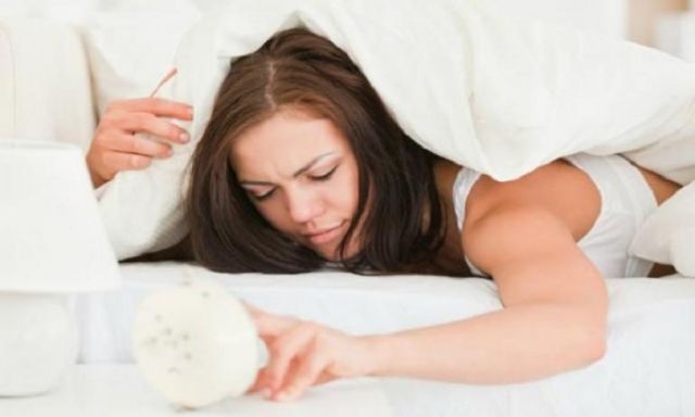 خبير: عدم انتظام وقت النوم يتسبب فى عسر الهضم والتقلبات المزاجية