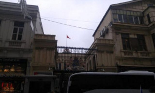 المتظاهرون الأتراك ينزعون علم هولندا من أعلي قنصليتها في اسطنبول