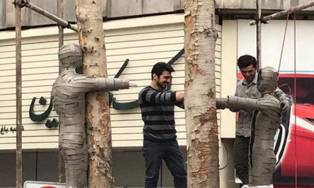 ايراني يستخدم الأشجار اليابسة في الأعمال الفنية إليك التفاصيل