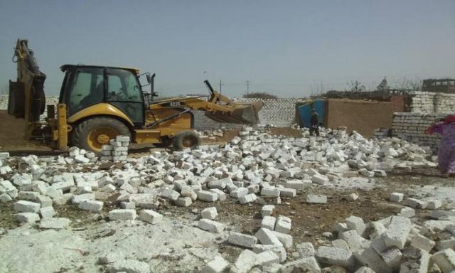 بالصور..حملة لإزالة التعديات على الأراضى الزراعية بقرية عرب الغديري بطوخ