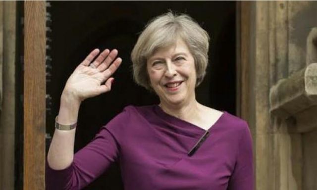 رئيسة الوزراء البريطانية تنتقد منع الحجاب كشرط لبعض الوظائف