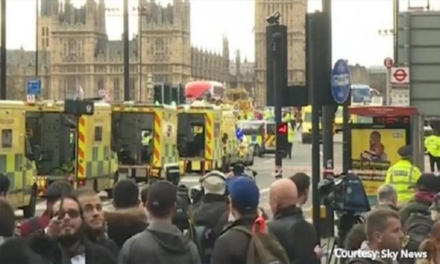 ”سيلفي” من أمام هجوم لندن يثير غضب رواد ”التواصل الاجتماعي”