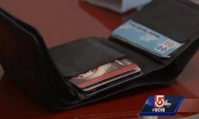الشرطة تعيد محفظة مسروقة منذ عام 2009 الي صاحبتها بكامل الأموال وبطاقات الائتمان