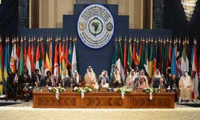 أمين عام جامعة الدول العربية يتلو البيان الختامي للقمة الـ28