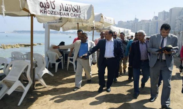بالفيديو ..  محافظ الأسكندرية يتفقد الشواطئ خلال أعياد الربيع