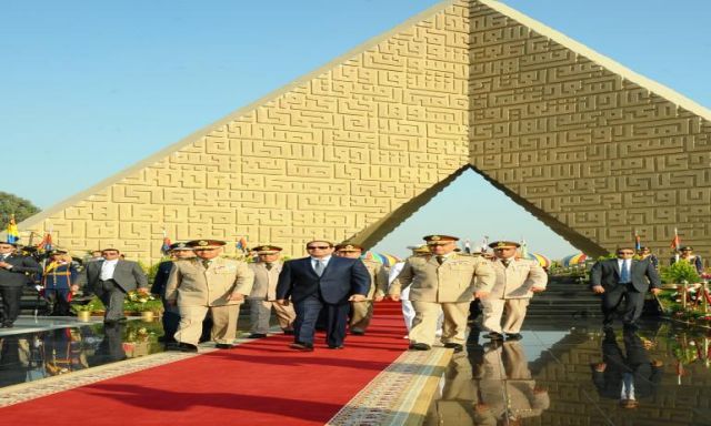 الرئيس السيسي يضع إكليلا من الزهور على قبر الجندى المجهول بمناسبة عيد تحرير سيناء