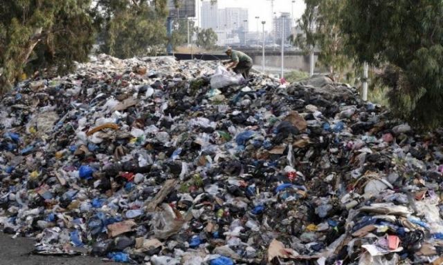 مواطن: ”بقالنا 10 سنين مش عارفين نعيش فى قويسنا بسبب القمامة”