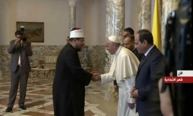 بابا الفاتيكان يصافح عدد من الوزراء عقب انتهاء مراسم استقباله