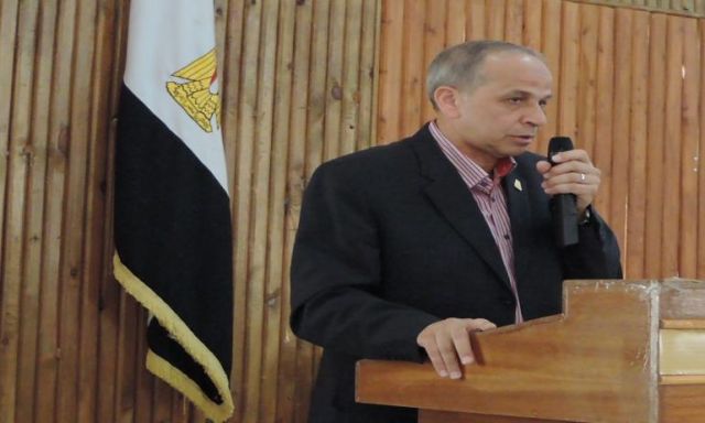رئيس مدينة شبرا الخيمة يُتابع ويشرف على أعمال إصلاح خطوط الصرف الصحي بعزبة عبد الغنى