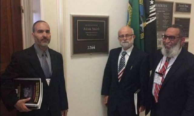 أصحاب الكرفتات العفنة ..عضو بوفد الإخوان يزور الكونجرس مرتديا رابطة عنق على شكل العلم الأمريكى