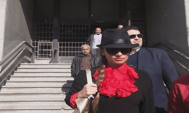 الفنانة زينة تصرخ أمام المحكمة” : أرجوكم خلصونى من أحمد عز