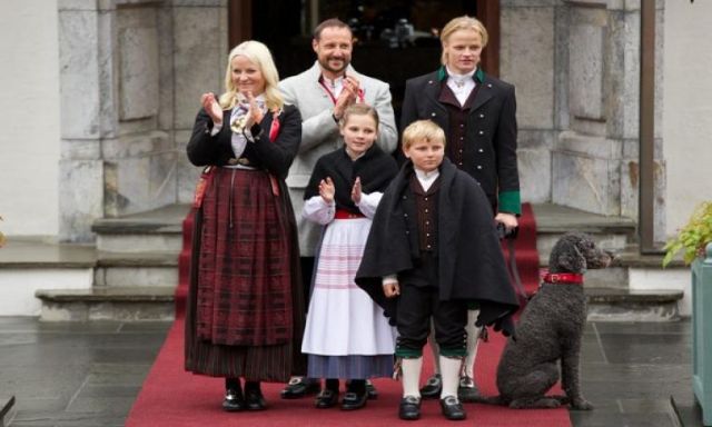 بالصور .. أمير النرويج ذو الـ 11 عاماً يكسر قواعد البروتوكول الملكى