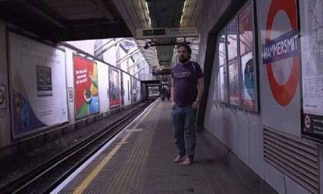 شاب يسير في شوارع لندن منذ اربعة أعوام بدون ارتداء اية أحذية