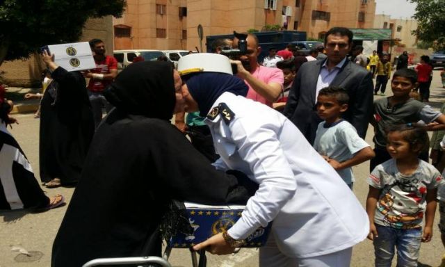 بالصور .. مديرية أمن القاهرة تهدى المواطنين سلع غذائية بمناسبة حلول شهررمضان المبارك
