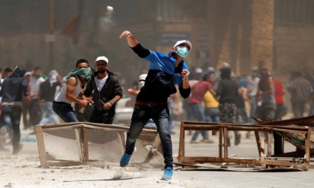 إصابة 12 فلسطينى فى اشتباكات مع قوات الاحتلال الإسرائيلى بنابلس
