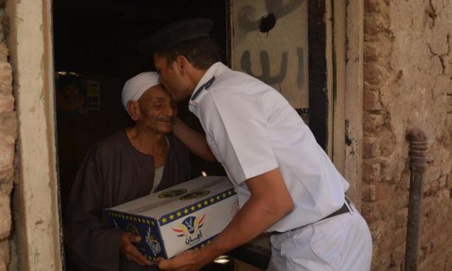بالصور .. مديرية  أمن الأقصر تهدى المواطنين السلع الغذائية بمناسبة شهر رمضان