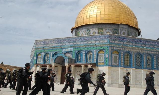 المستوطنون الإسرائيليون يواصلون اقتحامهم للمسجد الأقصى المبارك