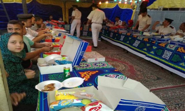بالصور .. أمن القاهرة تنظم إفطار جماعي بمشاركة المواطنين فى الخليفة والسيدة زينب