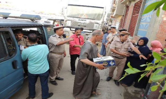 بالصور .. مديرية أمن الشرقية أثناء توزيع كرتونة  رمضان من السلع الغذائية على المواطنين