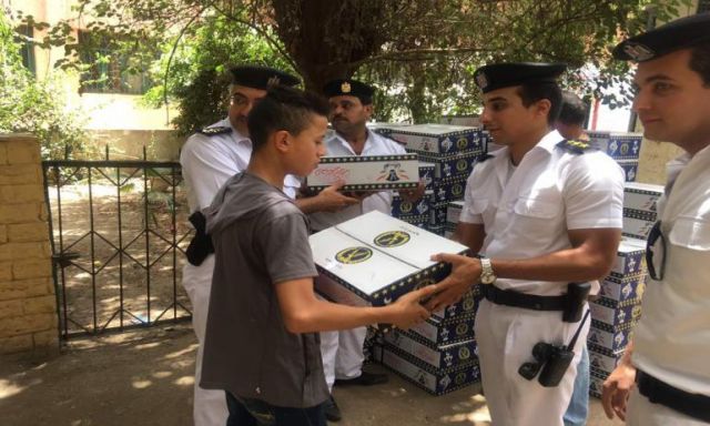 بالصور .. مديرية أمن القاهرة تقوم بتوزيع سلع غذائية على المواطنين ودور رعاية الأيتام