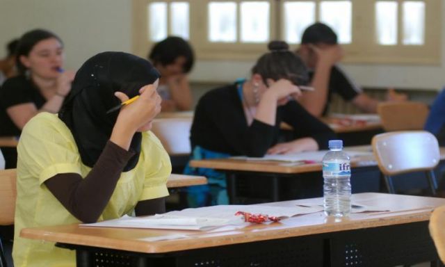 طلاب الثانوية العامة يؤدون اليوم امتحان ”الديناميكا”