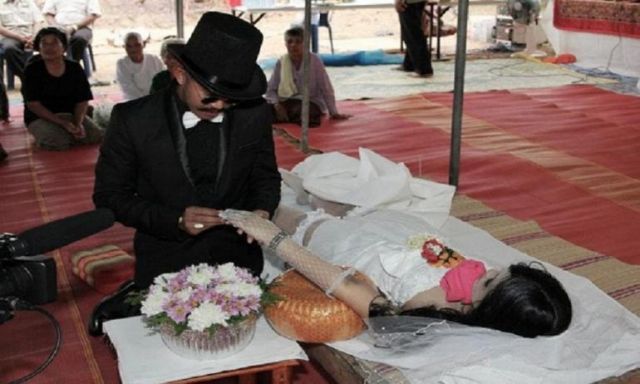 شاب يتزوج من جثة حبيبته